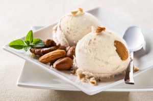 Almond ice cream with almonds