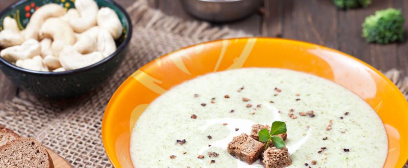 Cashew and broccoli soup with bread